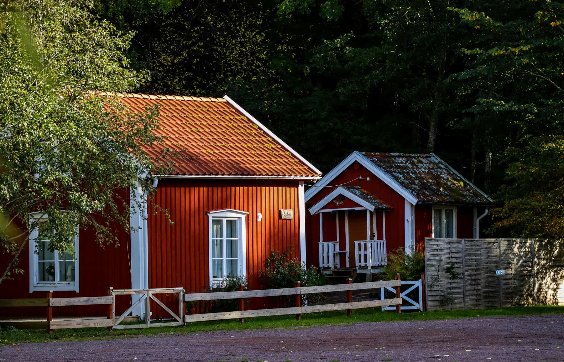 Norsk enebolig sett fra veien en klar dag